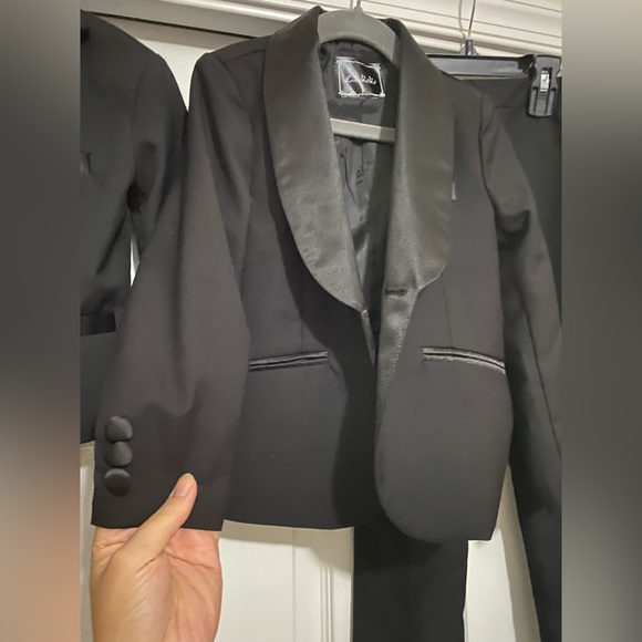 Two boys tuxedos. Size 2T and 5 years. - Picture 4 of 6